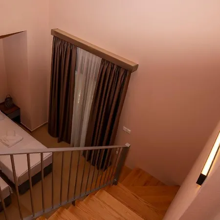 Old Nikiti's فندق