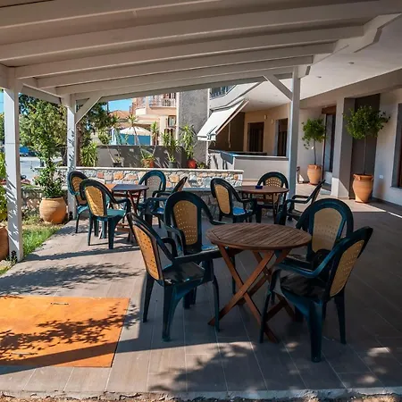 Old Nikiti's فندق